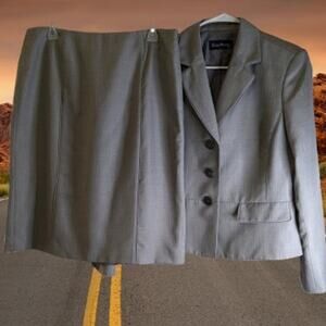 Evan Picone 12 lined suit set jacket and skirt. Polyester, button down jacket.